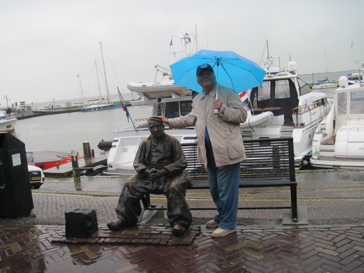 19- Volendam- Statua sul porto che rappresenta un pescatore di Volendam e mio marito